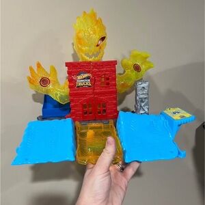 Hot Wheels Monster Trucks Power Smasher 5 - alarm torch tower takedown playset
